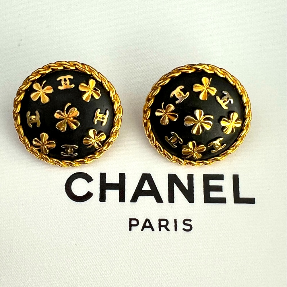 1995 Chanel CC round clip-on gold and black flowers earrings